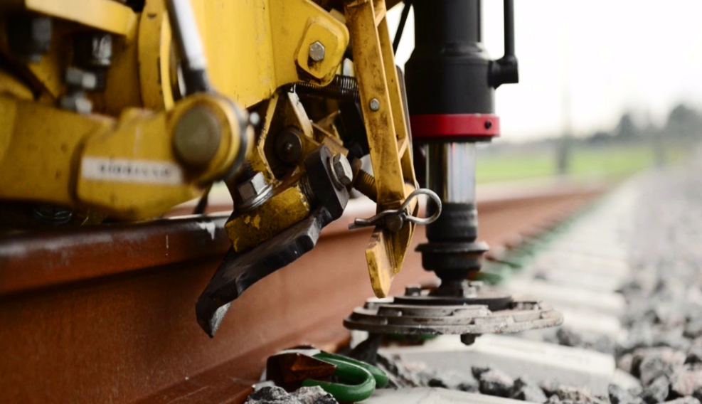 building-a-railway-track-machines